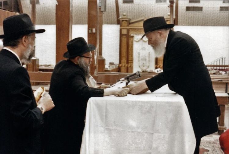 המזכיר | מראות חייו בעבודתו בקודש